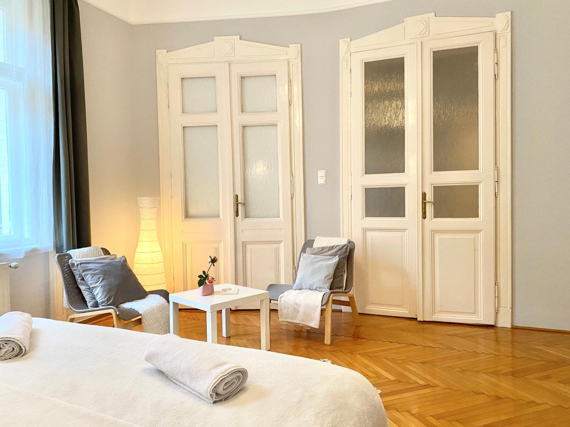 Appartement Free Parking + 4bdr + 3baths! + 5* Location