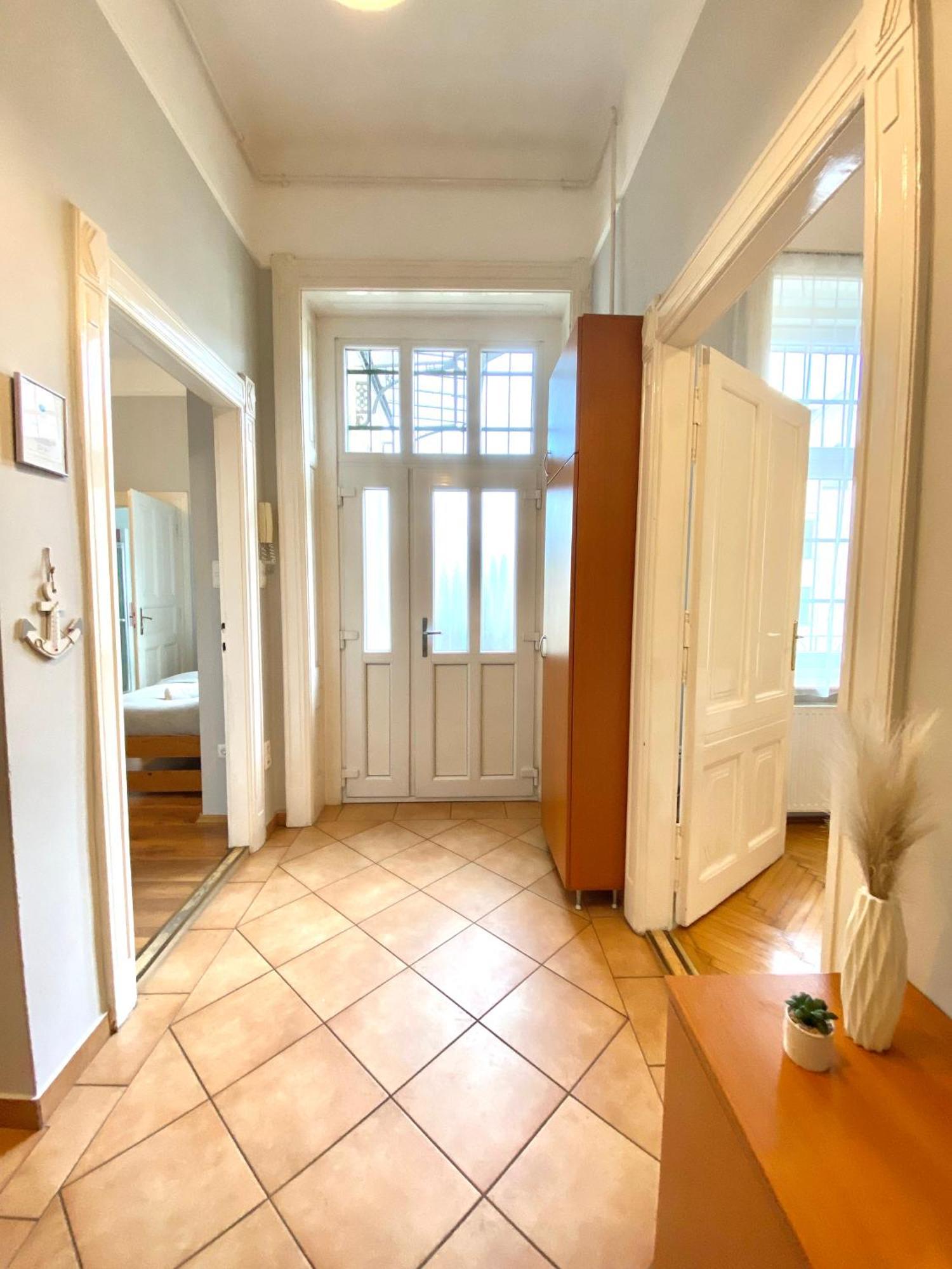 Free Parking + 4bdr + 3baths! + 5* Location Appartement Boedapest