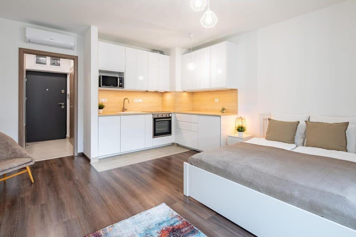 - New With Balcony - Comfy *