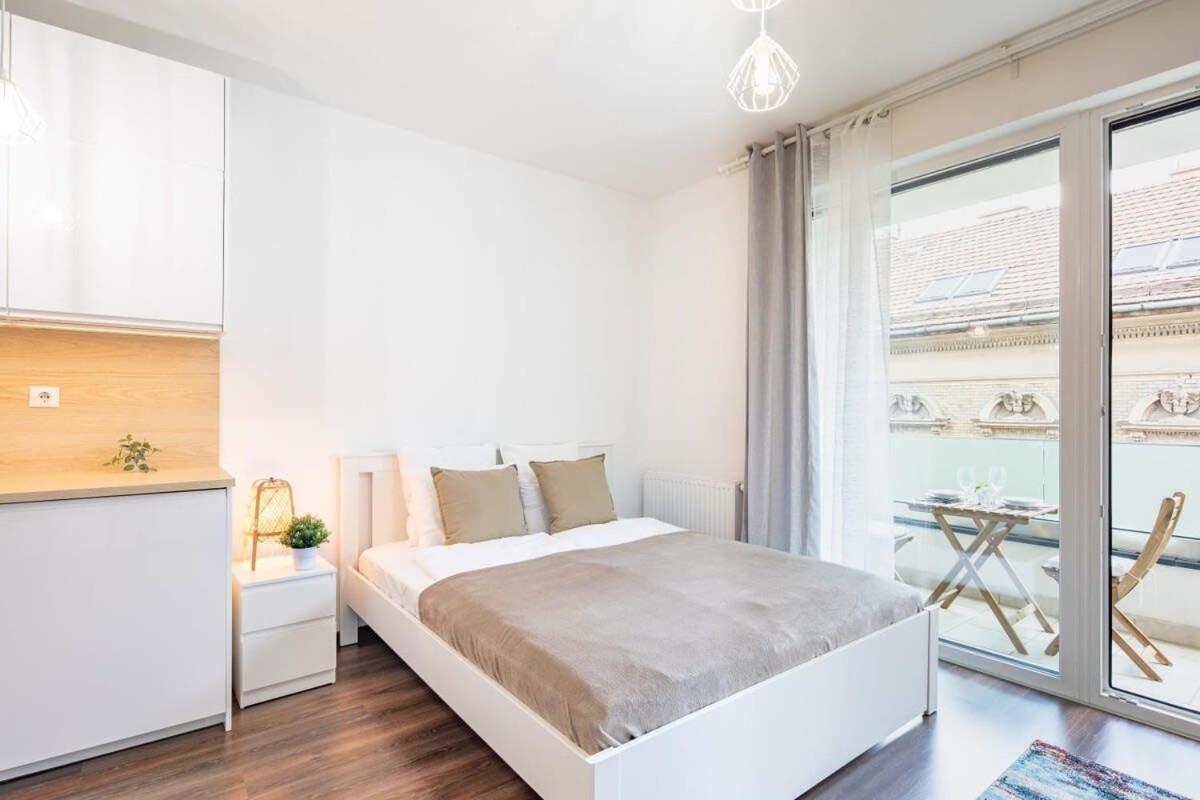 - New With Balcony - Comfy *