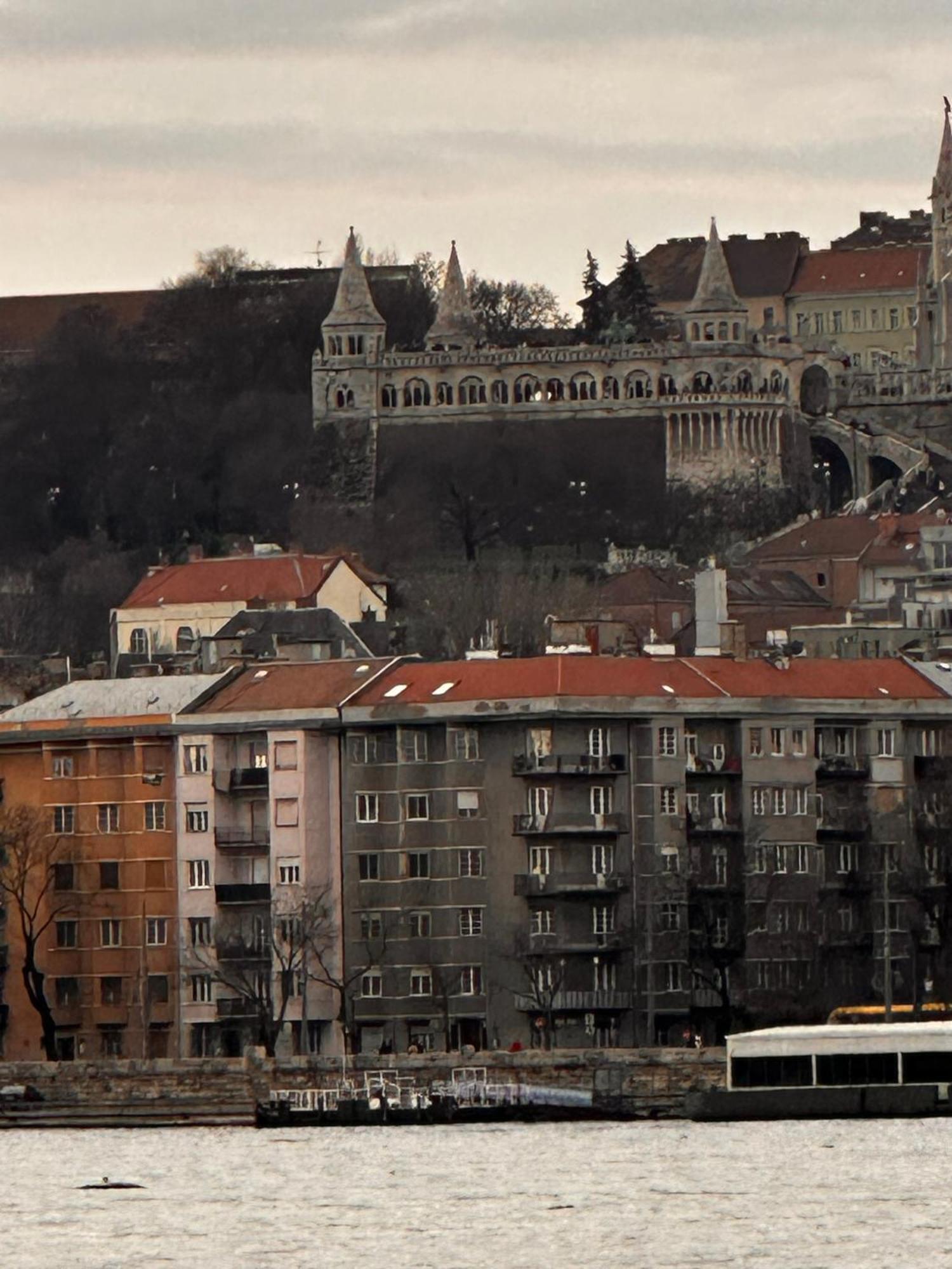 Klarahome Danube With Parliament View * Budapest