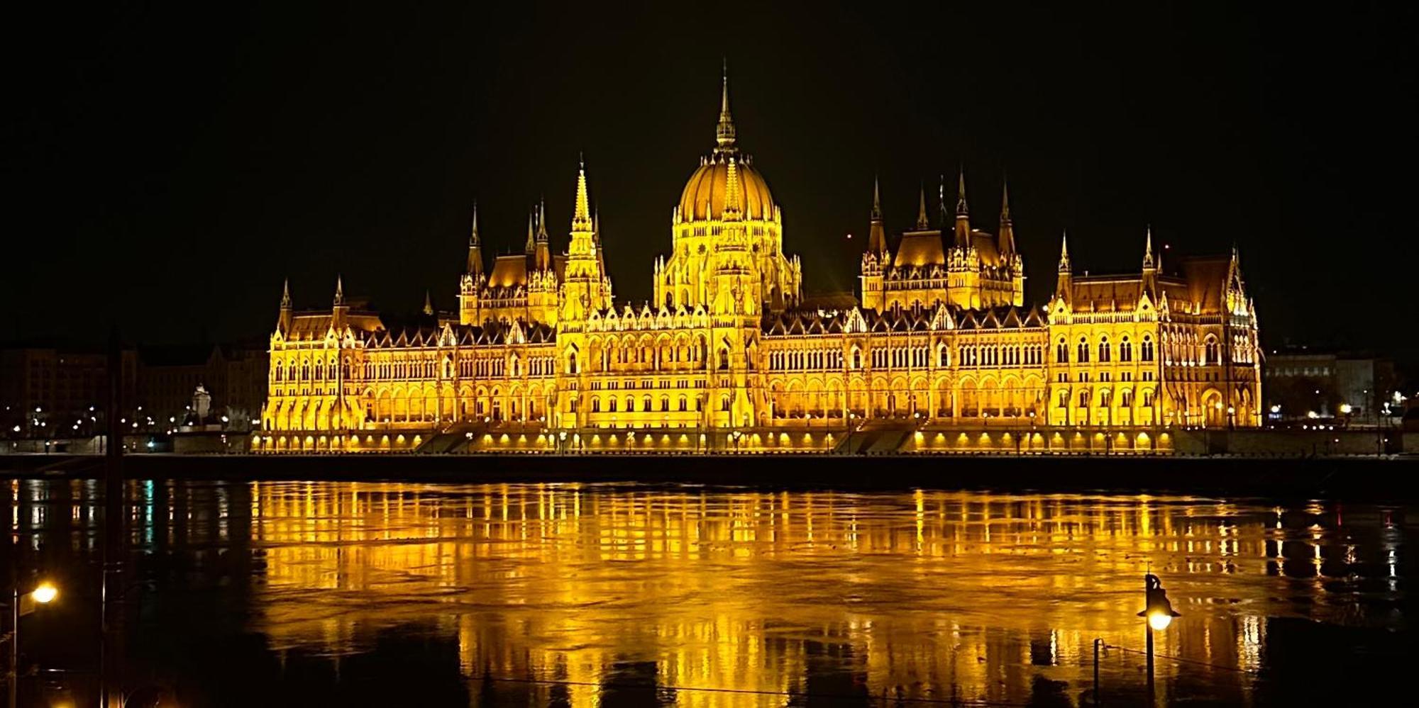 Klarahome Danube With Parliament View Budapest