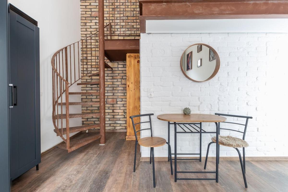 Designer Studio Apt 2 *