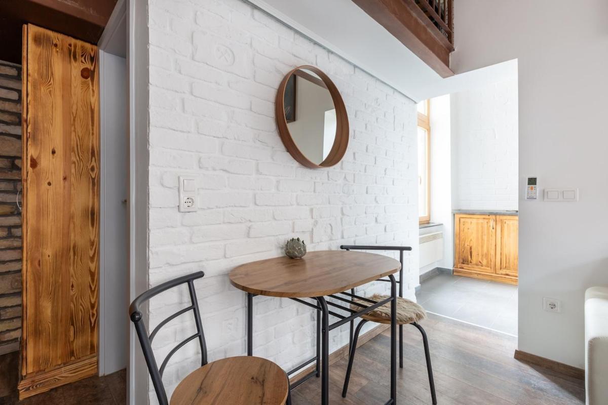 Designer Studio Apt 2 *