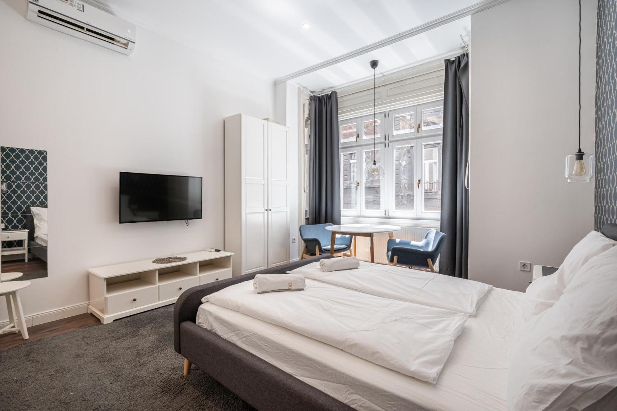 Z32 - & Chic - Stylish By Bqa Budapest