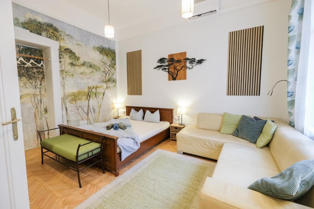 Acacia * Budapest