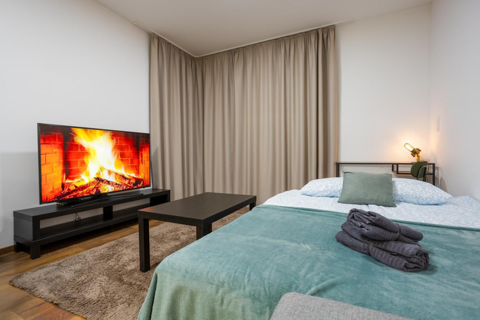 Waterfront Azure Loft With Free Parking Appartamento