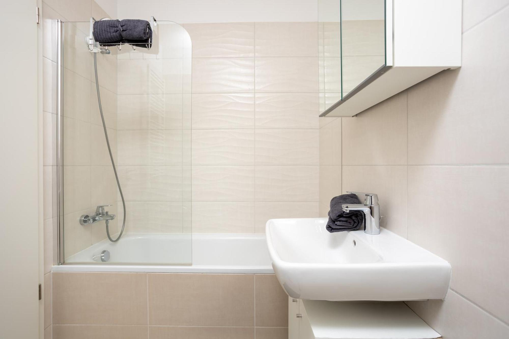 Waterfront Azure Loft With Free Parking Appartamento