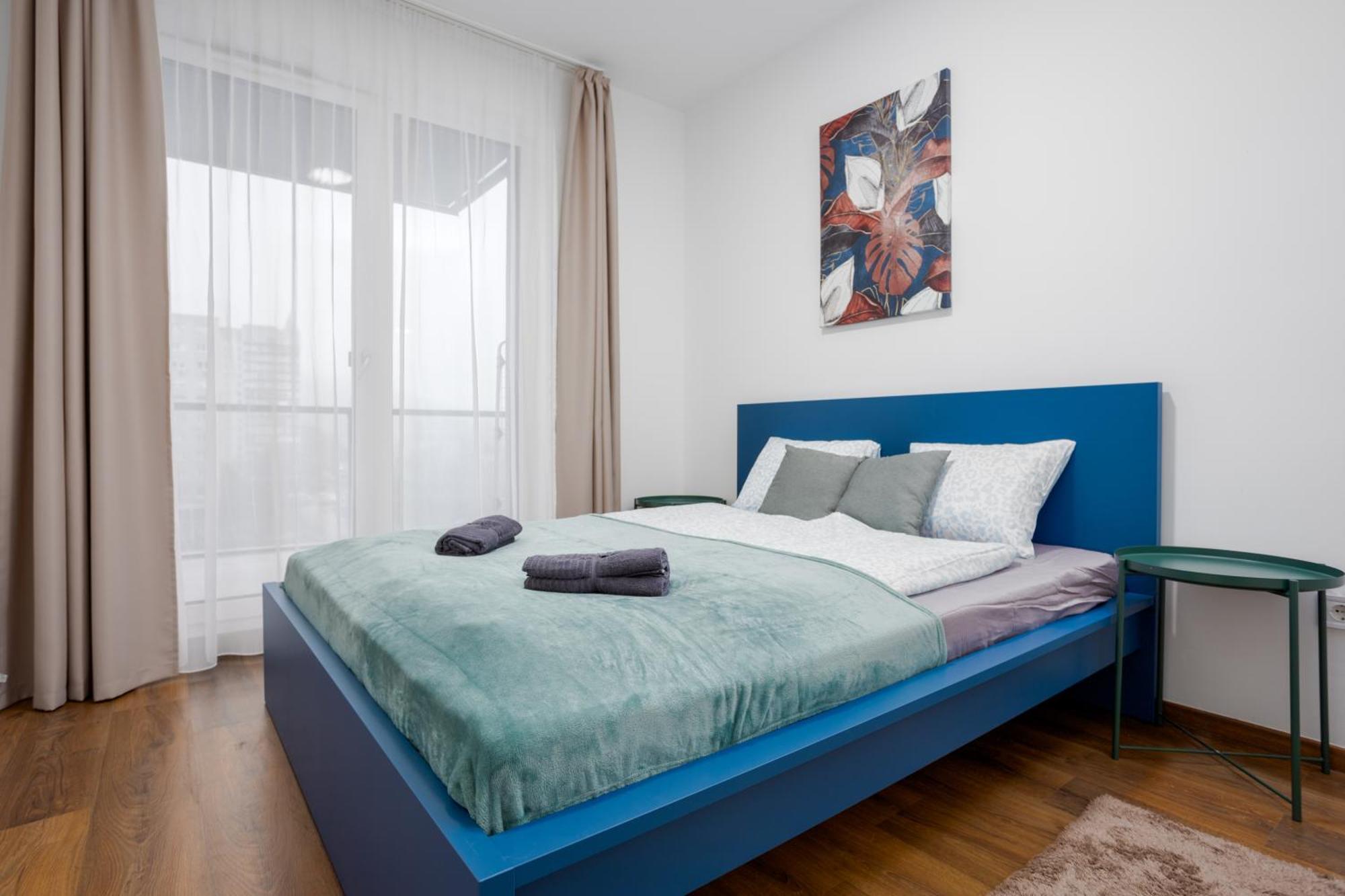 Waterfront Azure Loft With Free Parking Appartamento