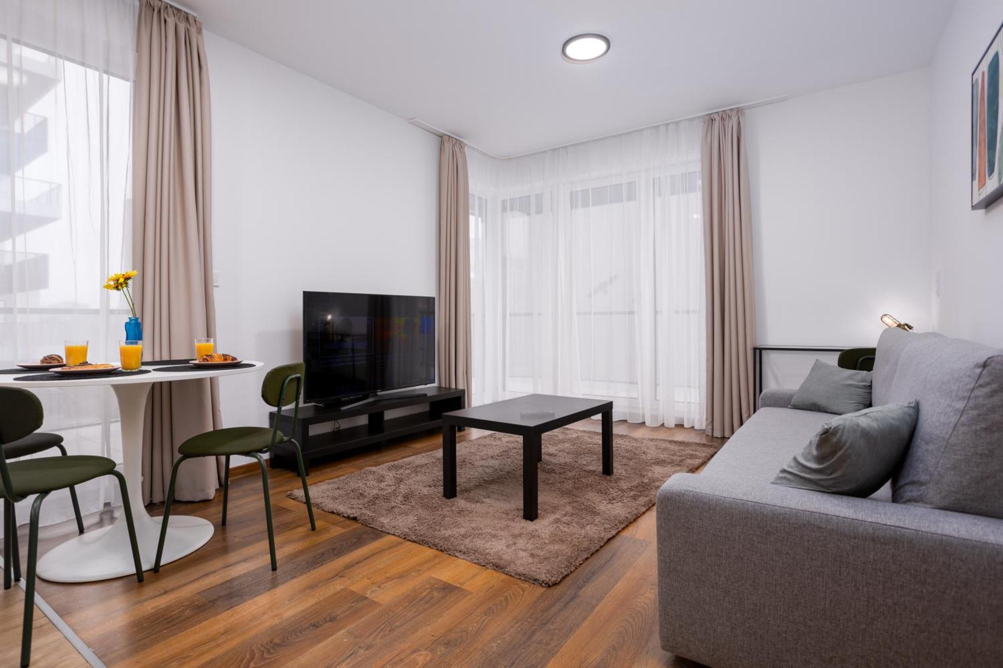 Waterfront Azure Loft With Free Parking Appartamento