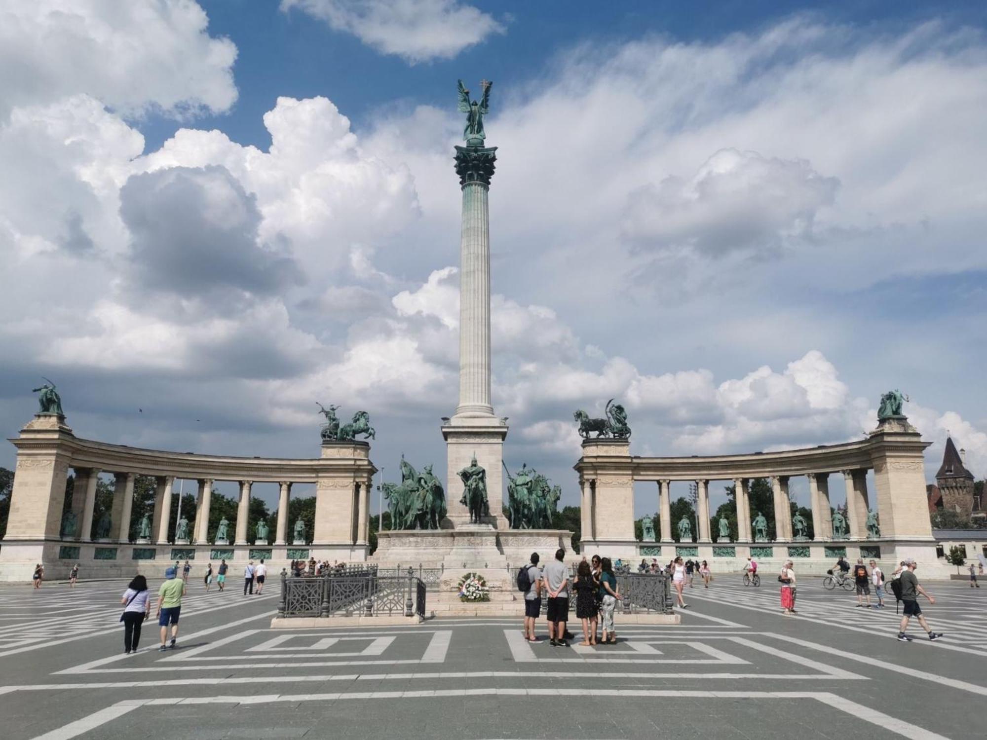My Little Budapest, Center *