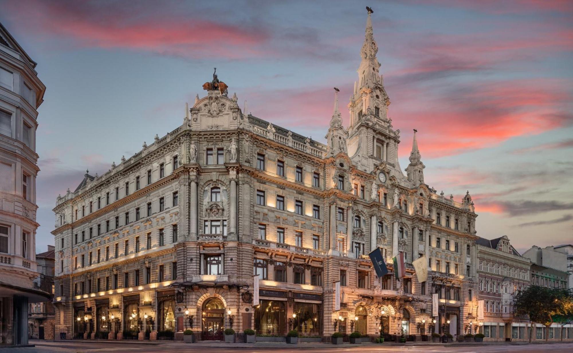 My Little Budapest, Center *
