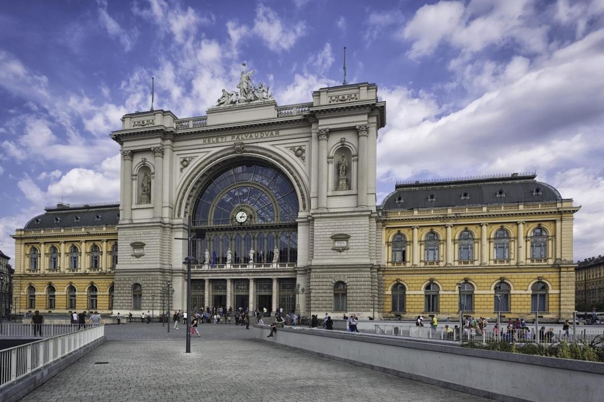 Center House Full With Garden Budapest