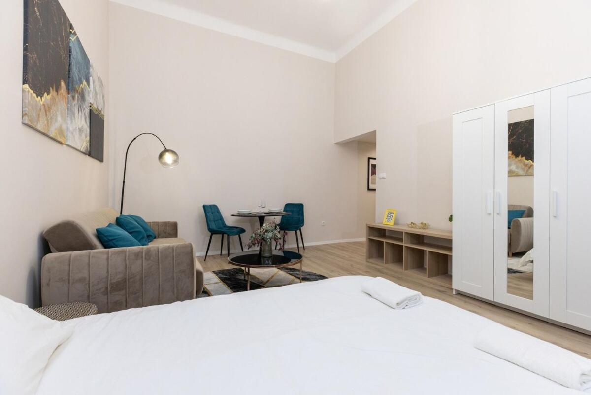 Center 2 Bedroom Apartment! Budapest