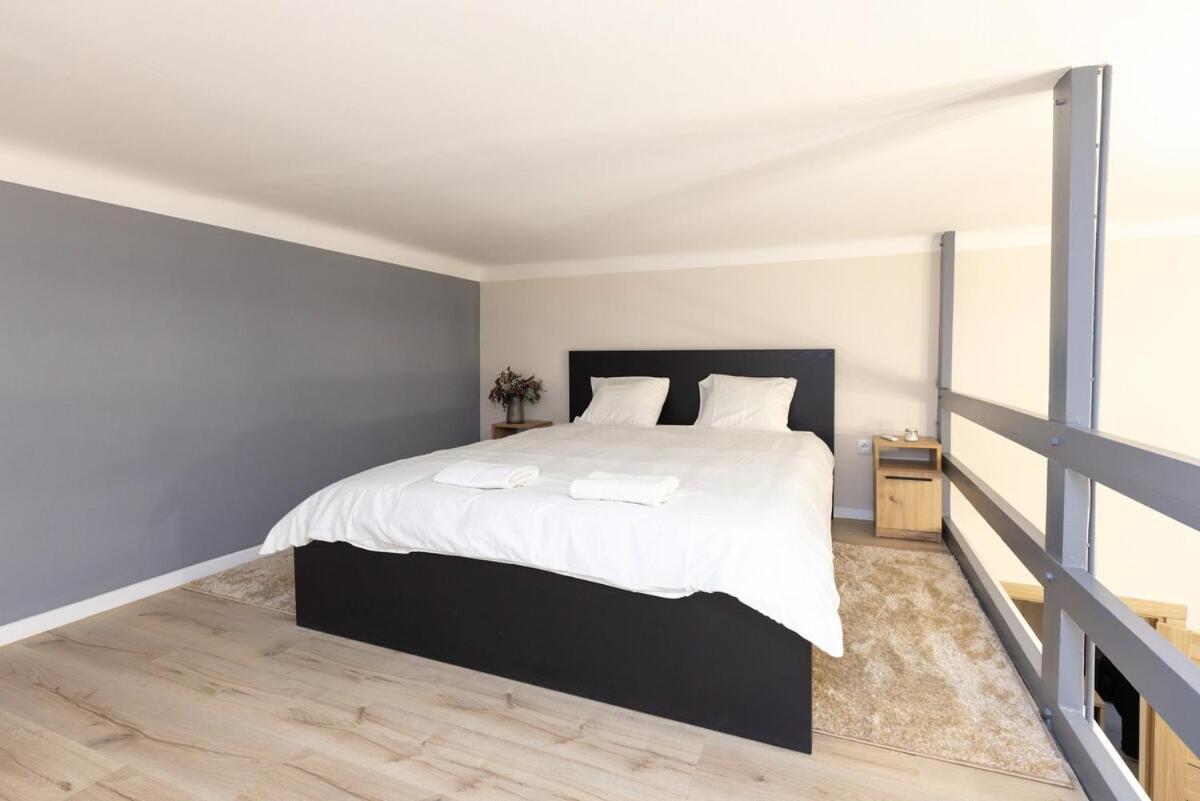 Center 2 Bedroom Apartment!