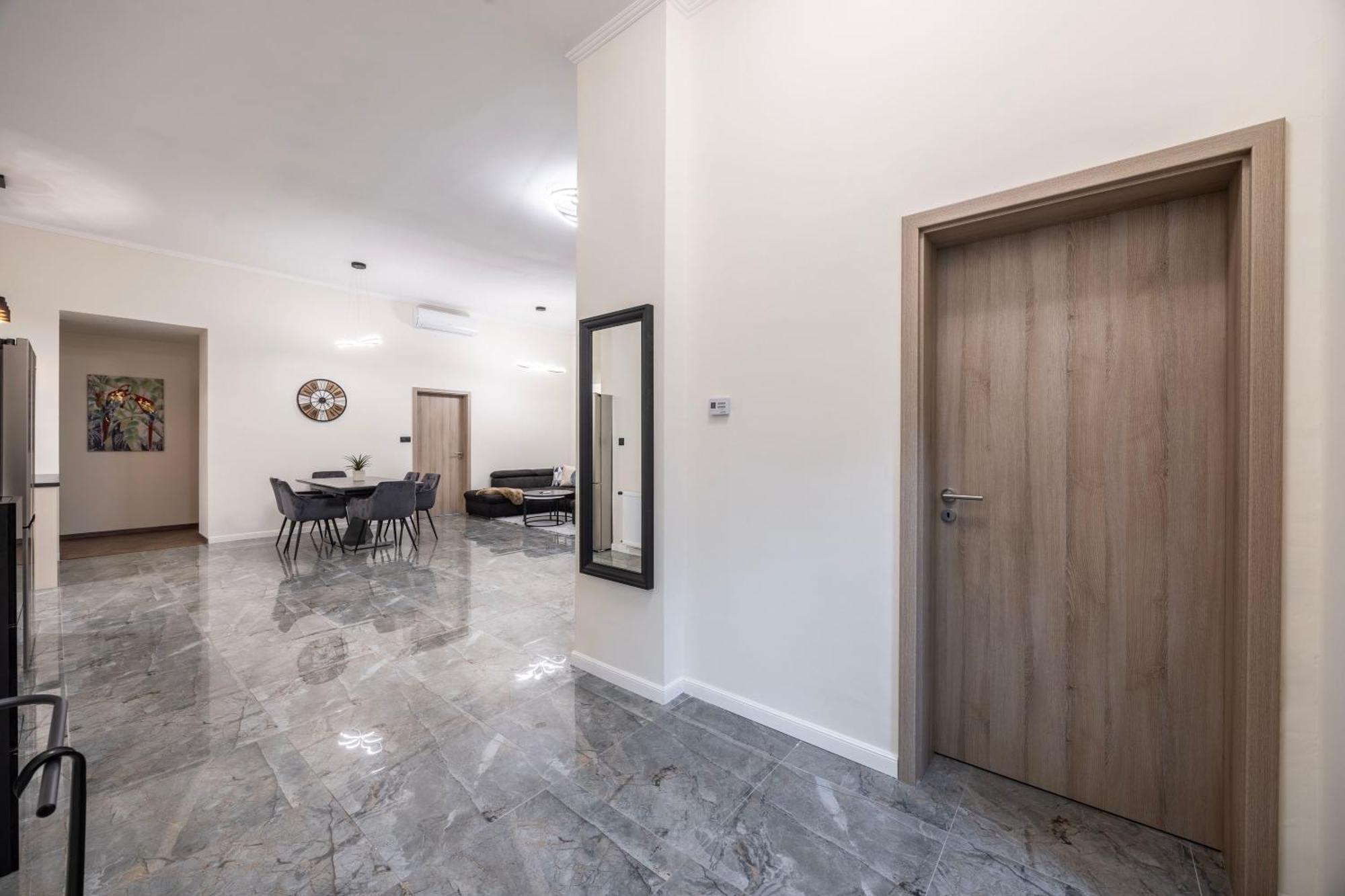 Exclusive & Grand Astoria In The Heart Of *