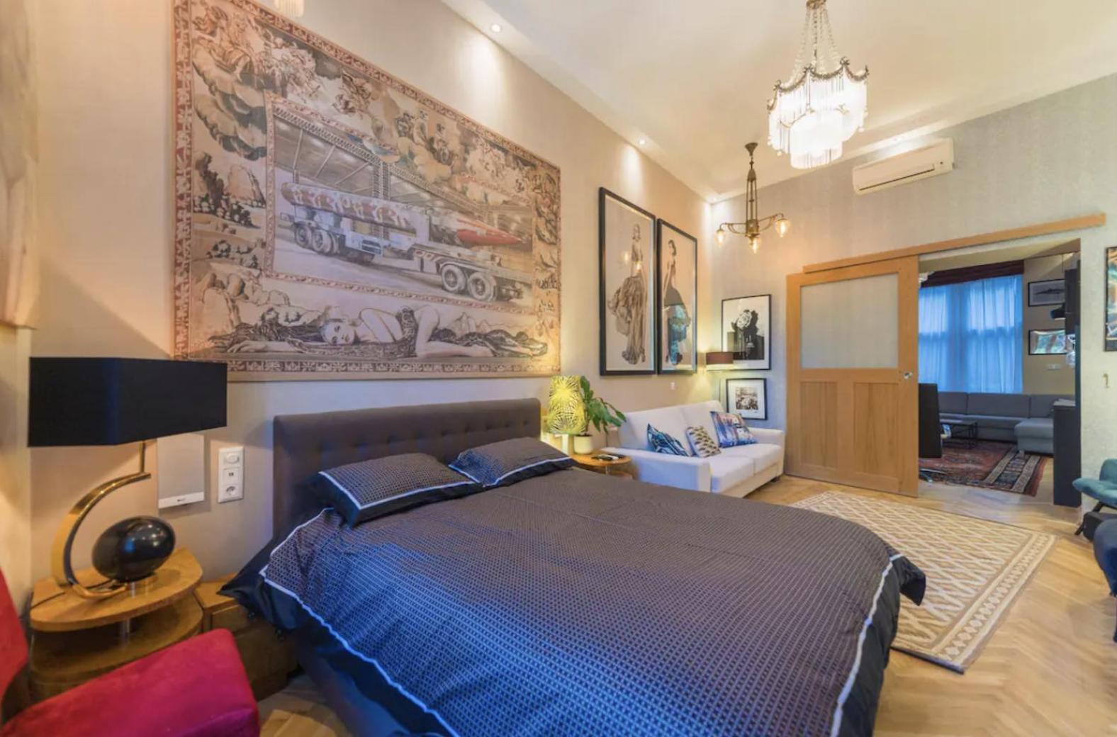 Luxury By Hi5- The Actor's Den