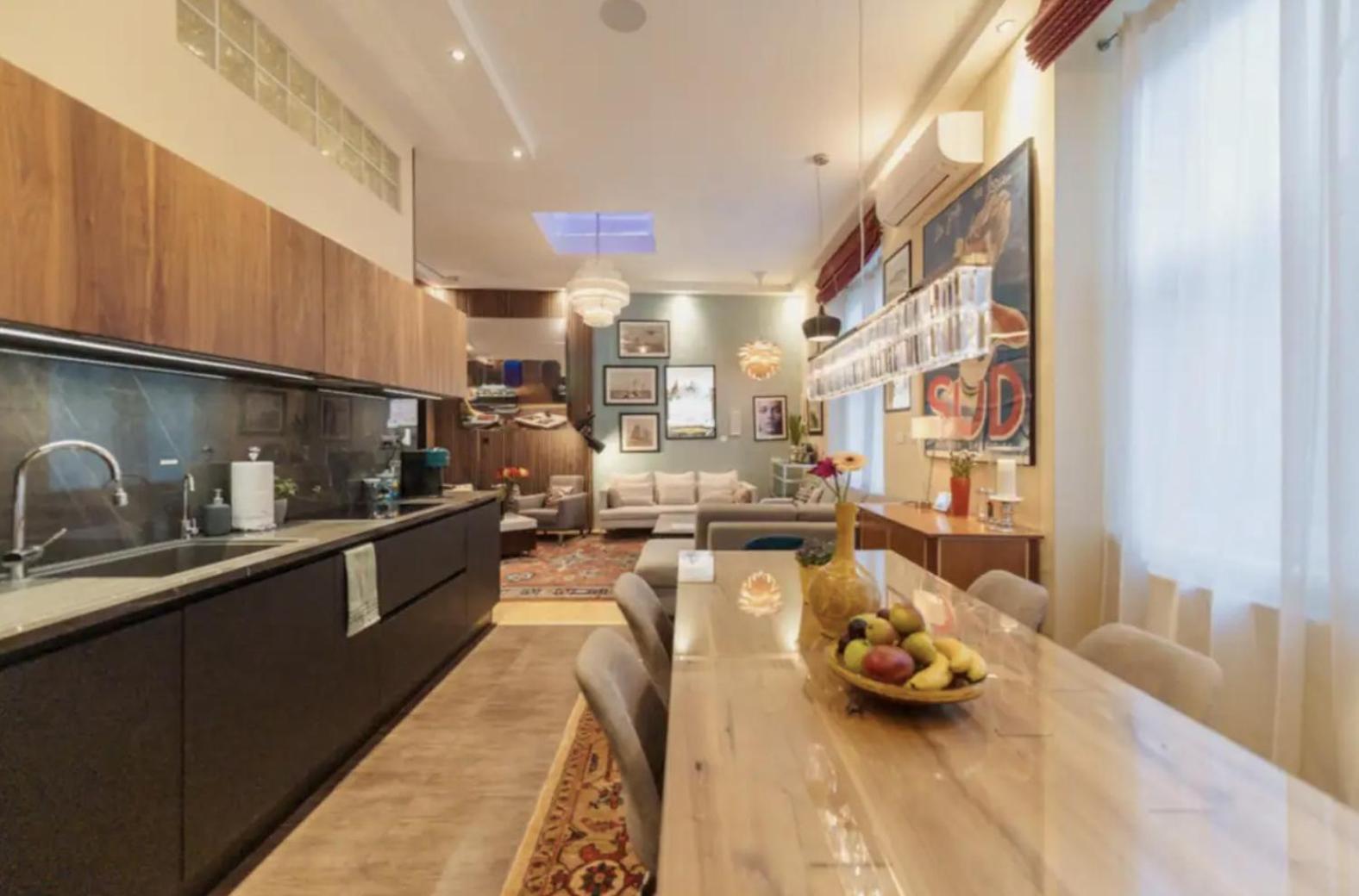 Luxury By Hi5- The Actor's Den Budapest
