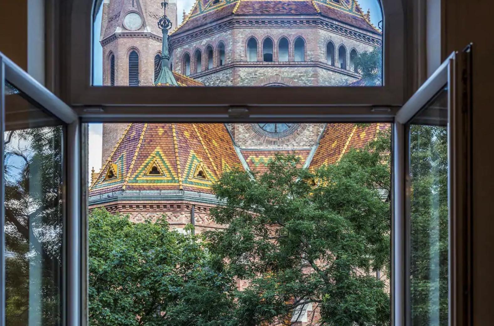 Luxury By Hi5- The Actor's Den Budapest