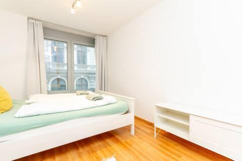 Diplomat Quarter 2 Bdr By Newave * Budapest