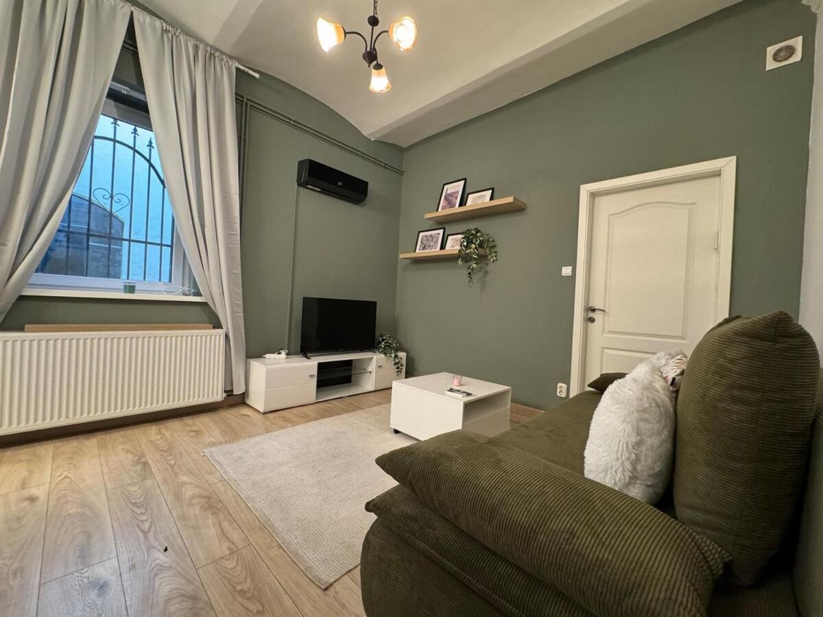 V17 Duplex At Westend Mall *