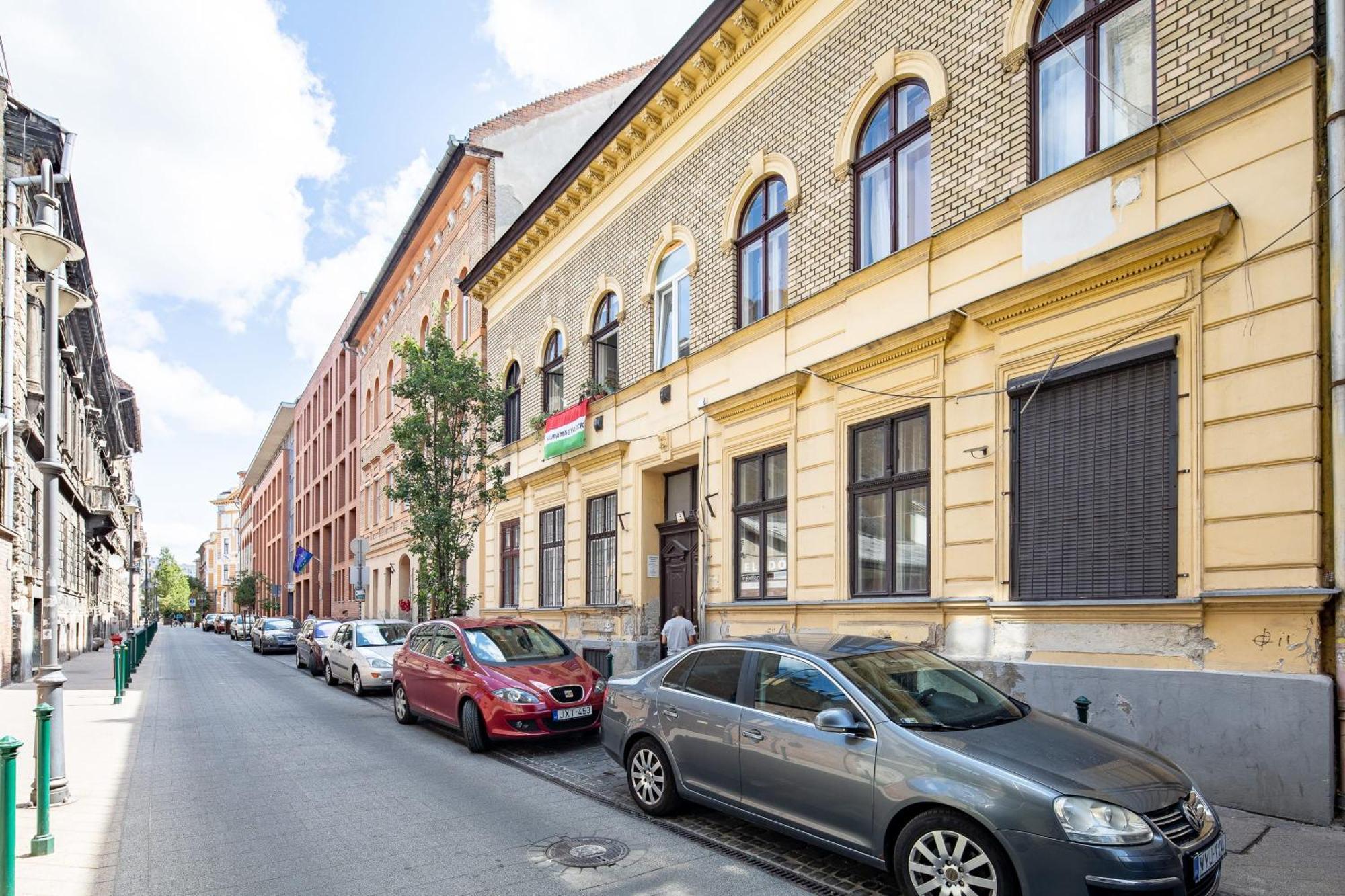 - Modern - Superb Style * Budapest