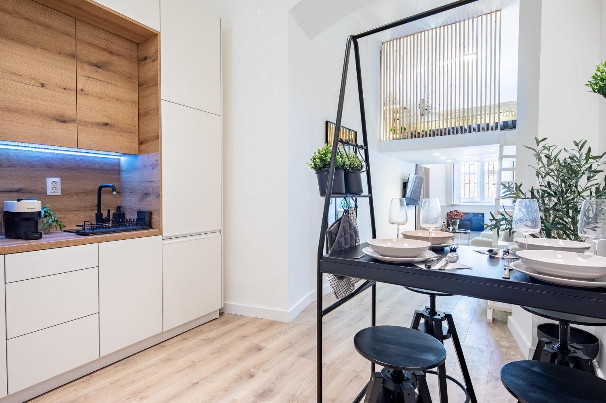 - Modern - Superb Style Apartment *