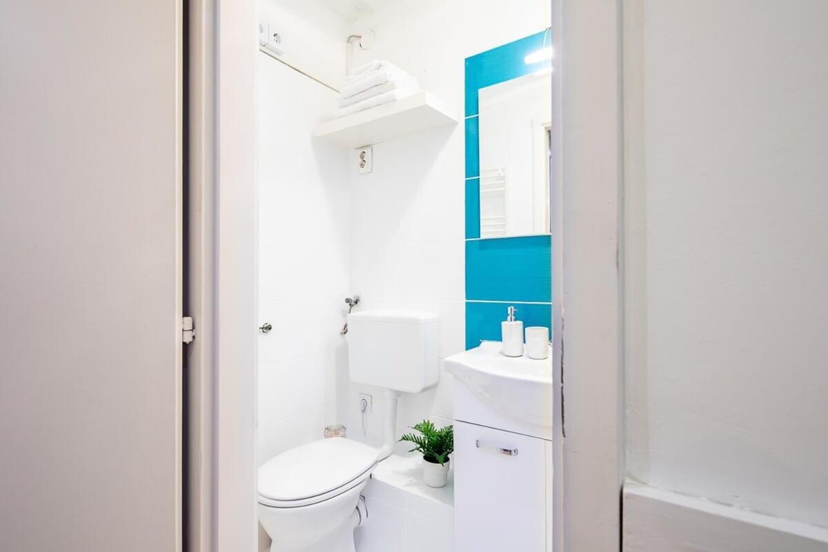 Charming Cozy Downtown Heaven For 2 *