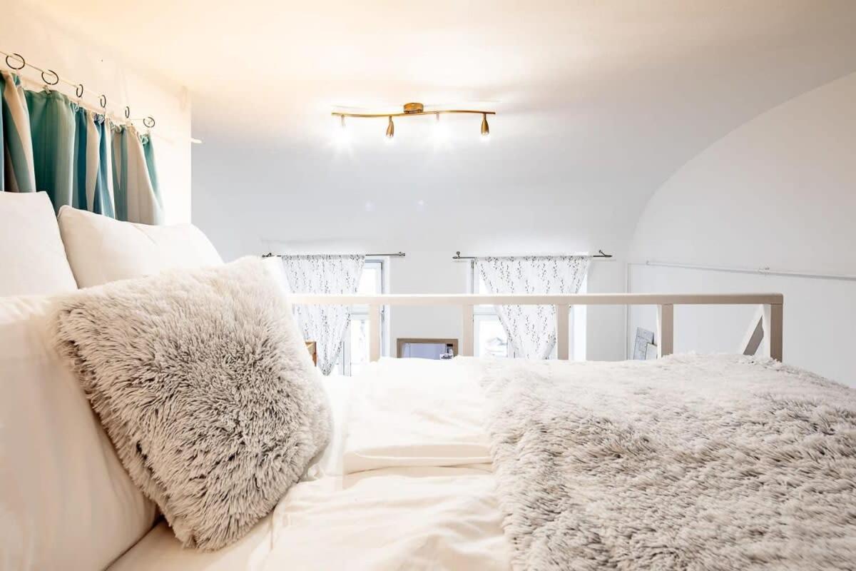 Charming Cozy Downtown Heaven For 2