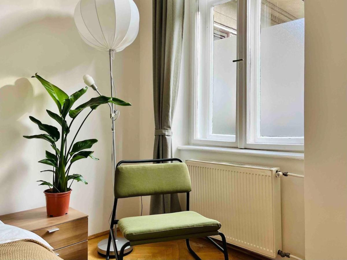 Your Charming And Spacious Historical Budapest