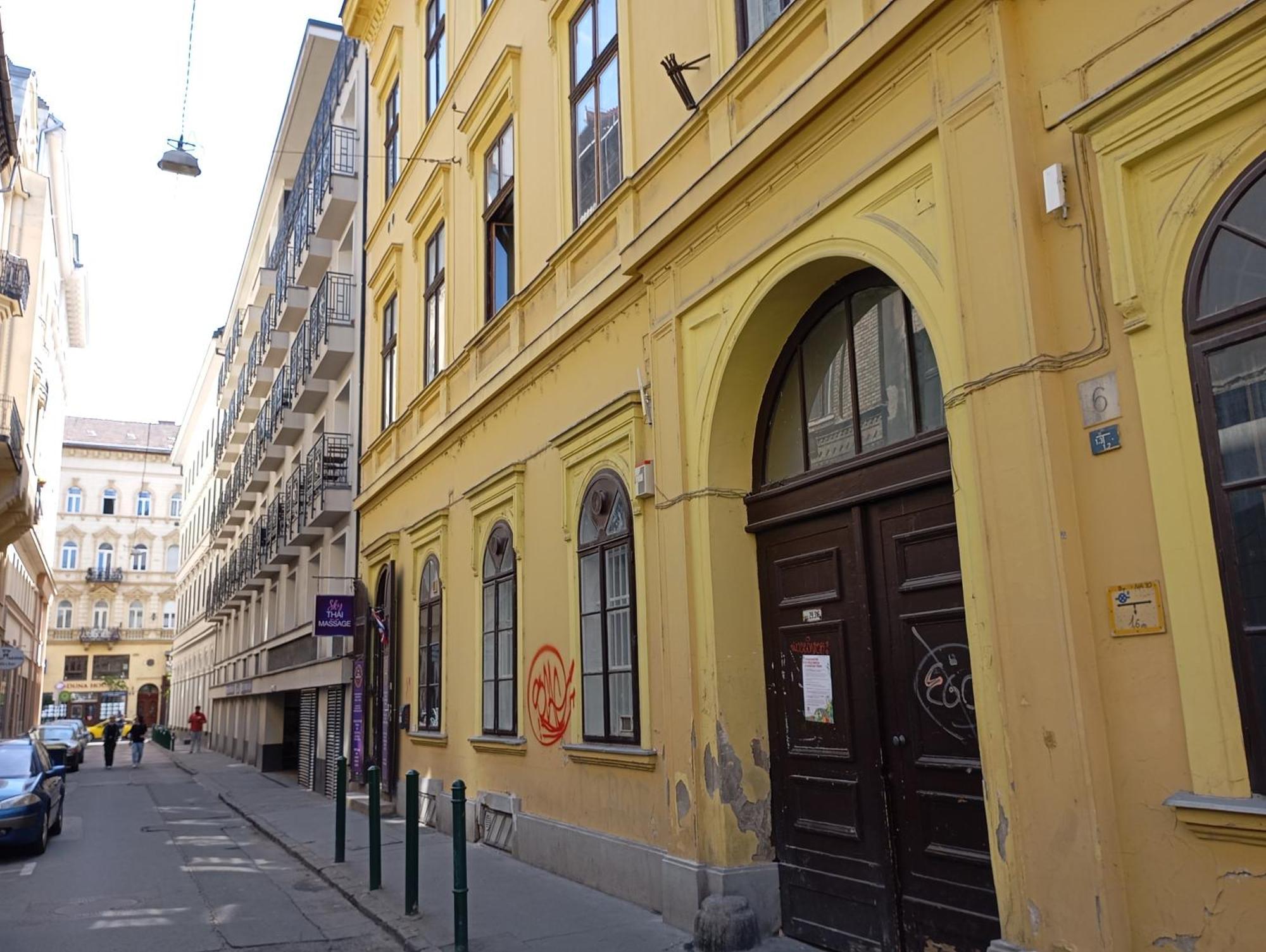 Operahouse Hostel *