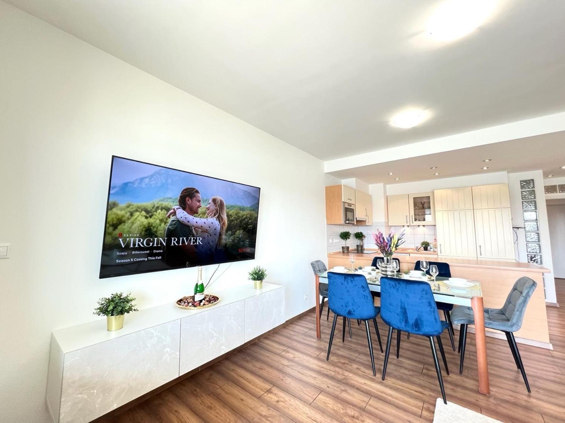 Luxury With A Beautiful View Of The Danube, Free - Wellness And Car Parking In The Center Of The Lägenhet *