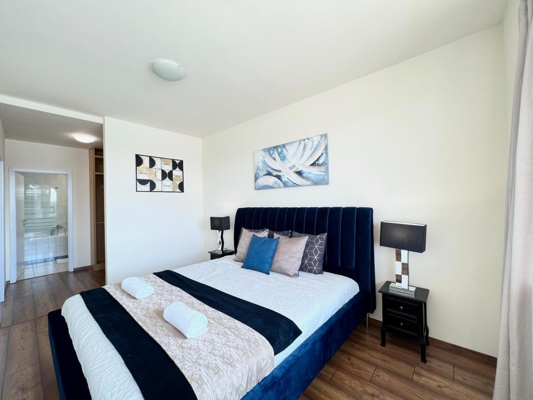 Luxury With A Beautiful View Of The Danube, Free - Wellness And Car Parking In The Center Of The Lägenhet