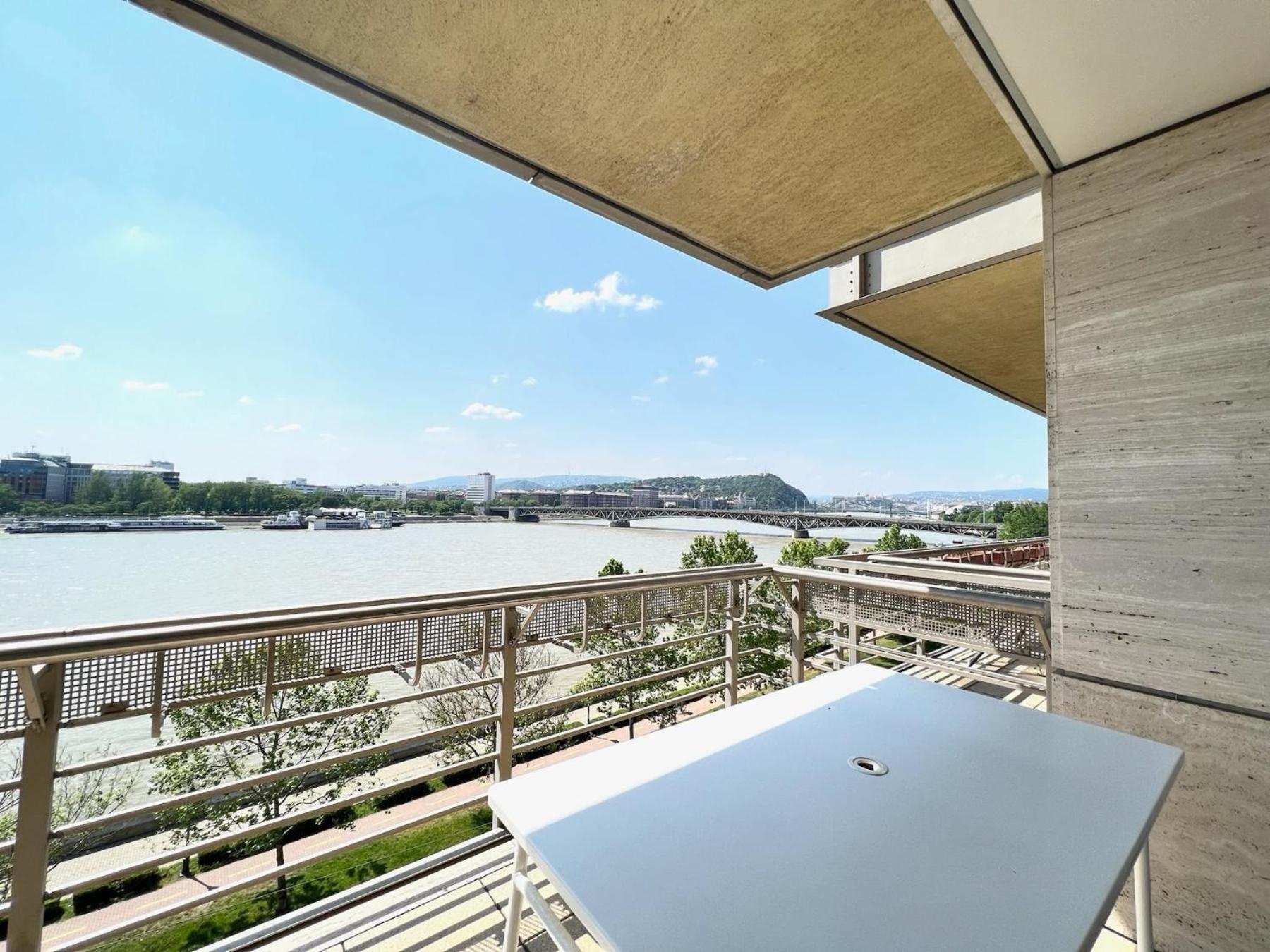 Luxury With A Beautiful View Of The Danube, Free - Wellness And Car Parking In The Center Of The Lägenhet Budapest
