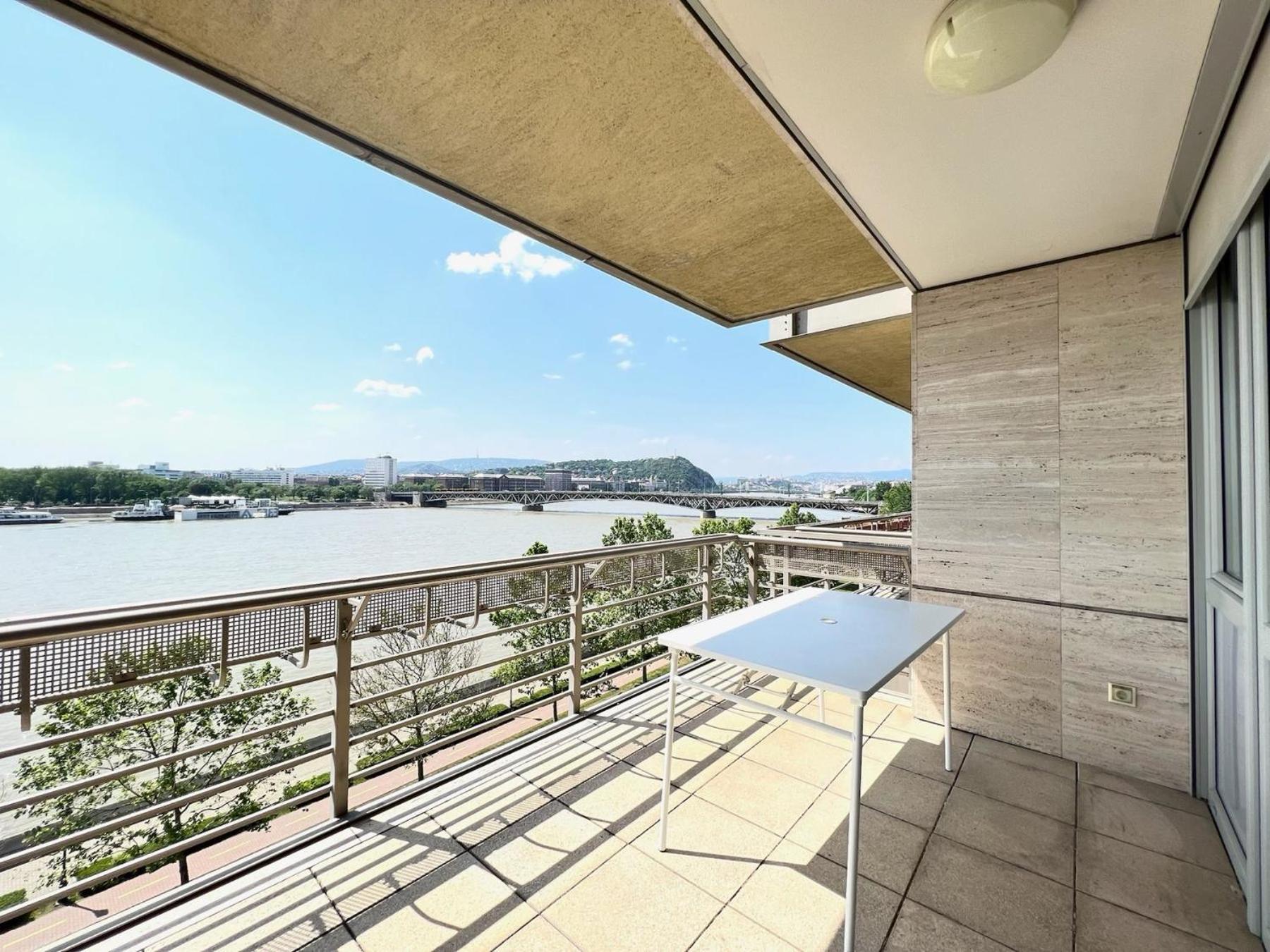 Luxury With A Beautiful View Of The Danube, Free - Wellness And Car Parking In The Center Of The Apartment *