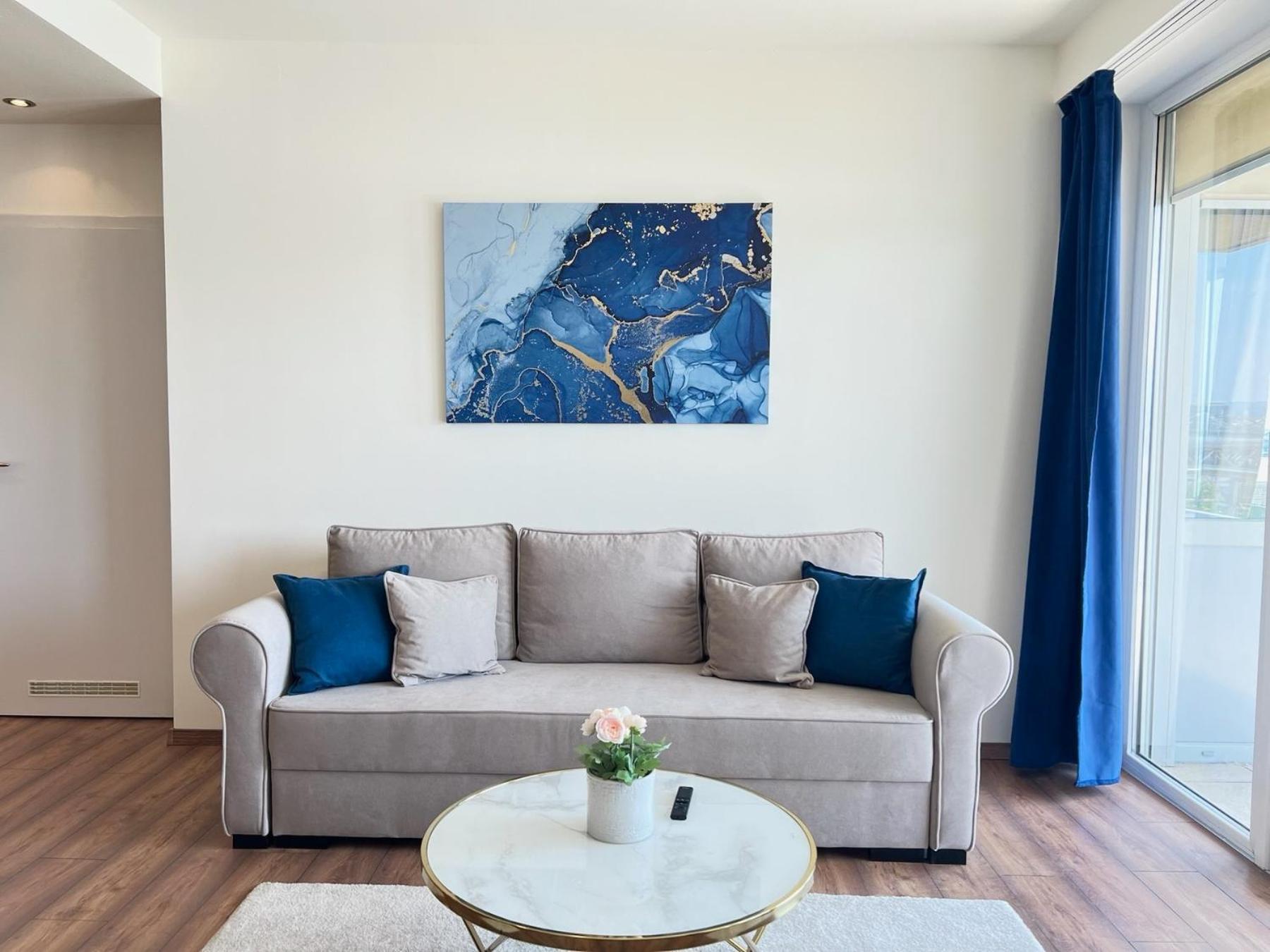 Luxury With A Beautiful View Of The Danube, Free - Wellness And Car Parking In The Center Of The Lägenhet *