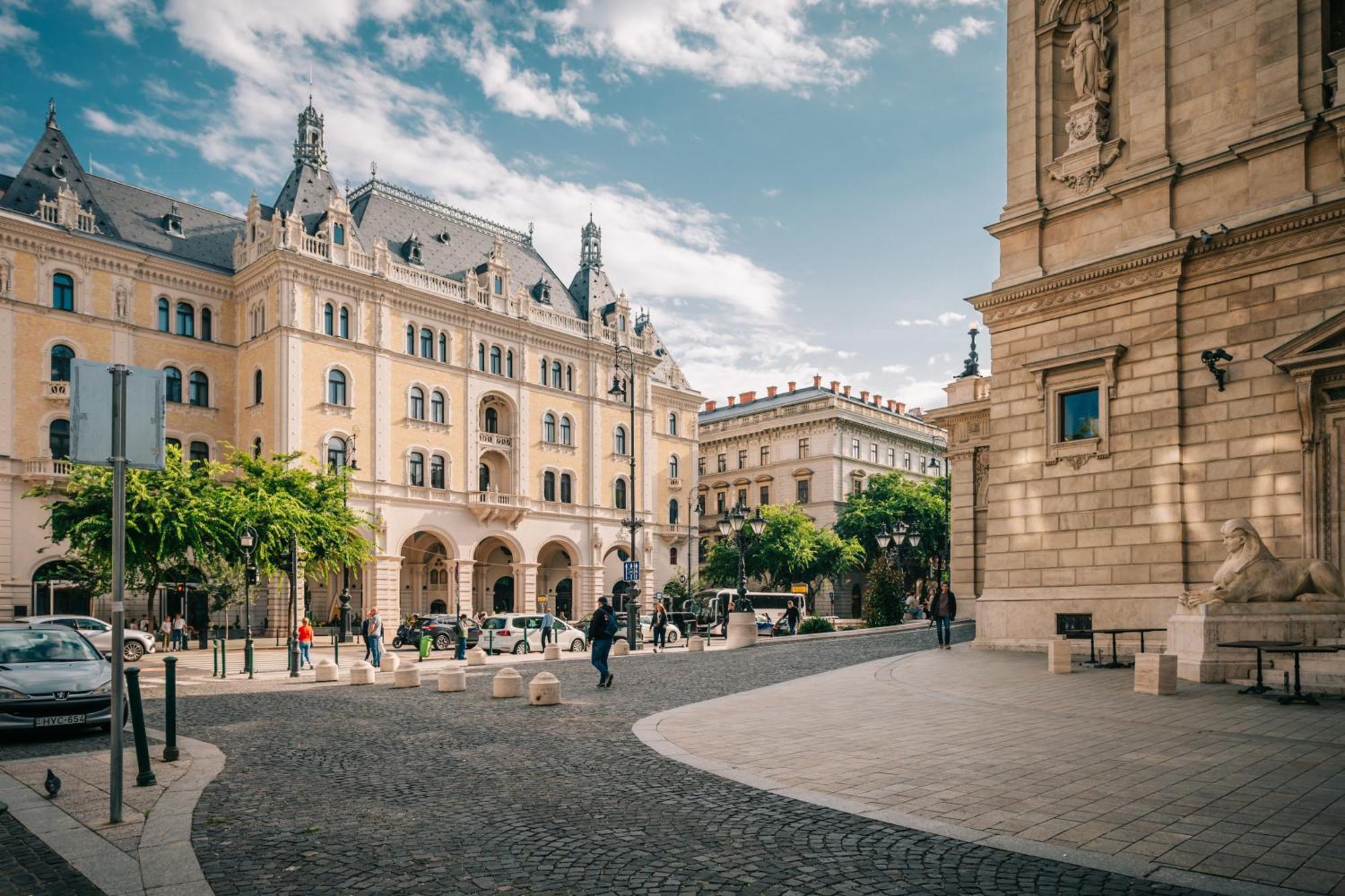 Spacious 3 Bedroom, 3 Ensuite Bathroom Elegant Near The Opera House Budapest