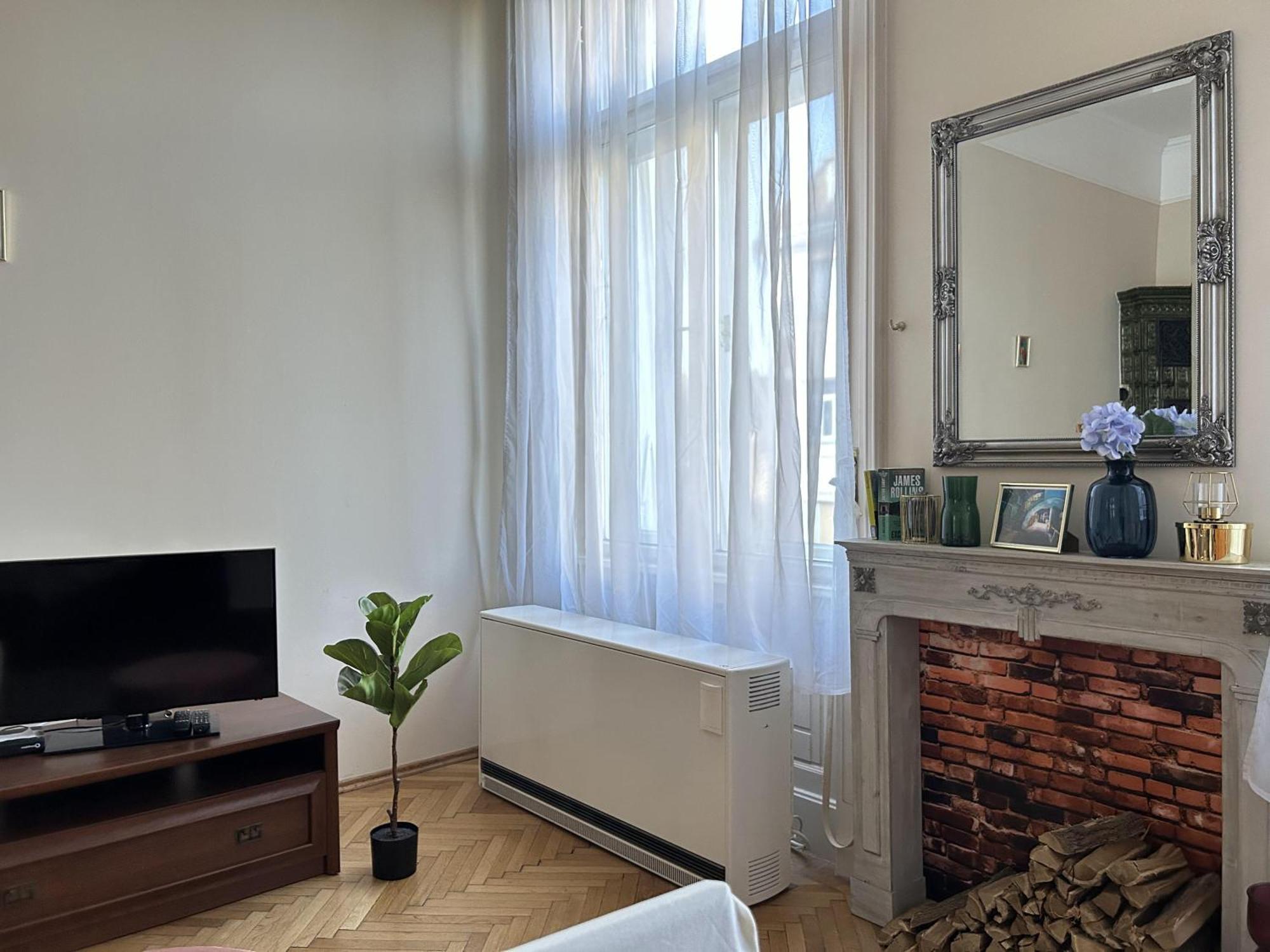 2 Rooms Between Of Chain Bridge, Cathedral, Parlament,Castle Area *