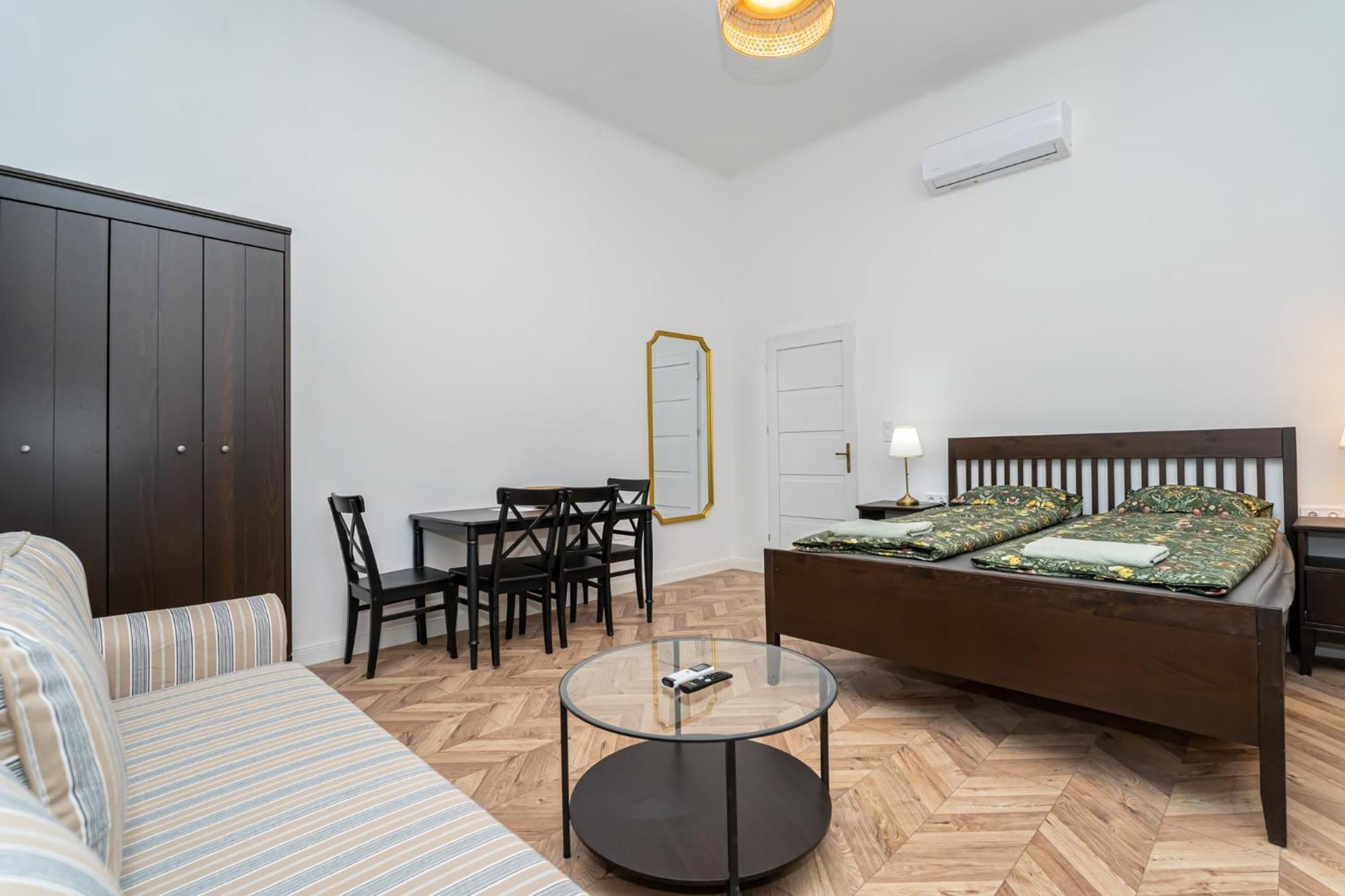 Gozsdu Court Pollack Apartment Budapest