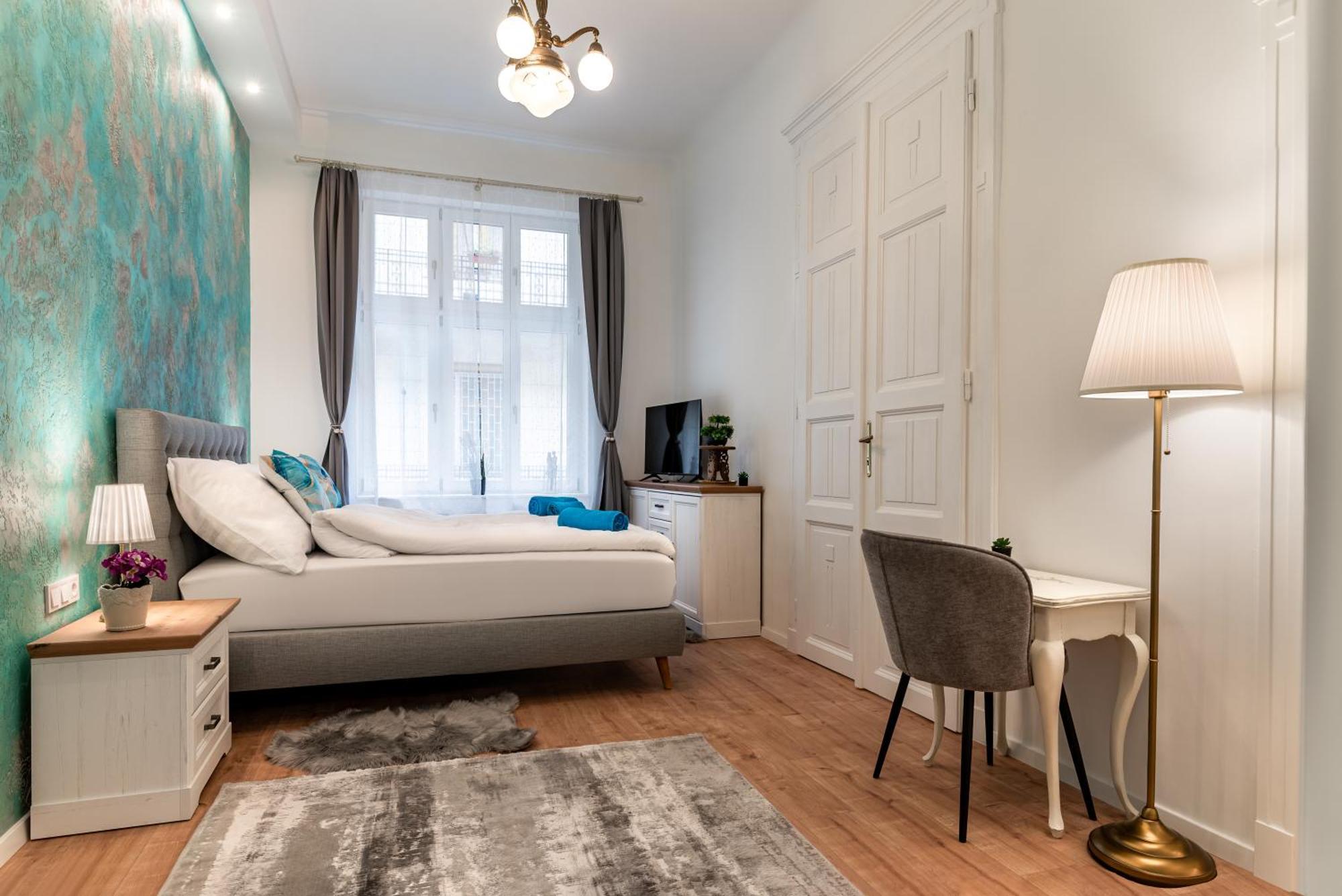 Broadway Street With 3 Bedrooms & 2 Bathrooms *