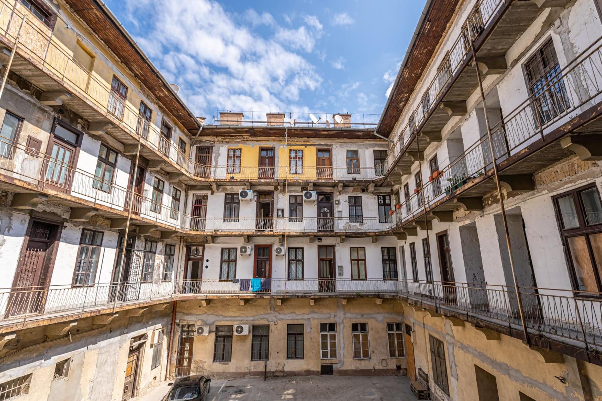 Gozsdu Court Pollack