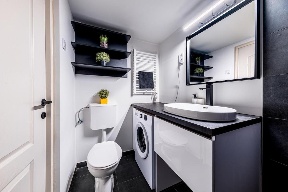 Black And White - Dob Utca Apartamento