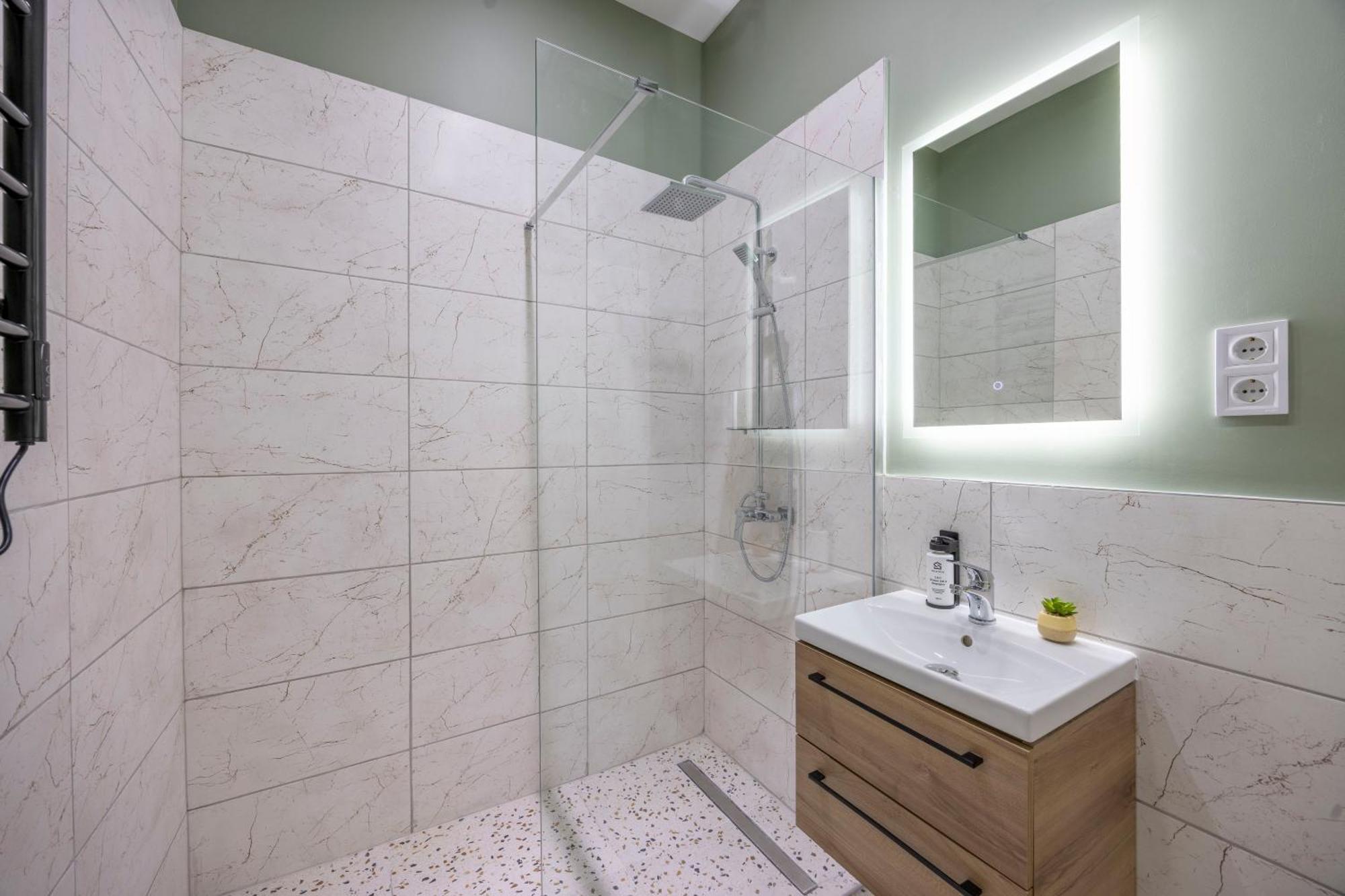 Apartment Located Grand With 4 Bedrooms Budapest