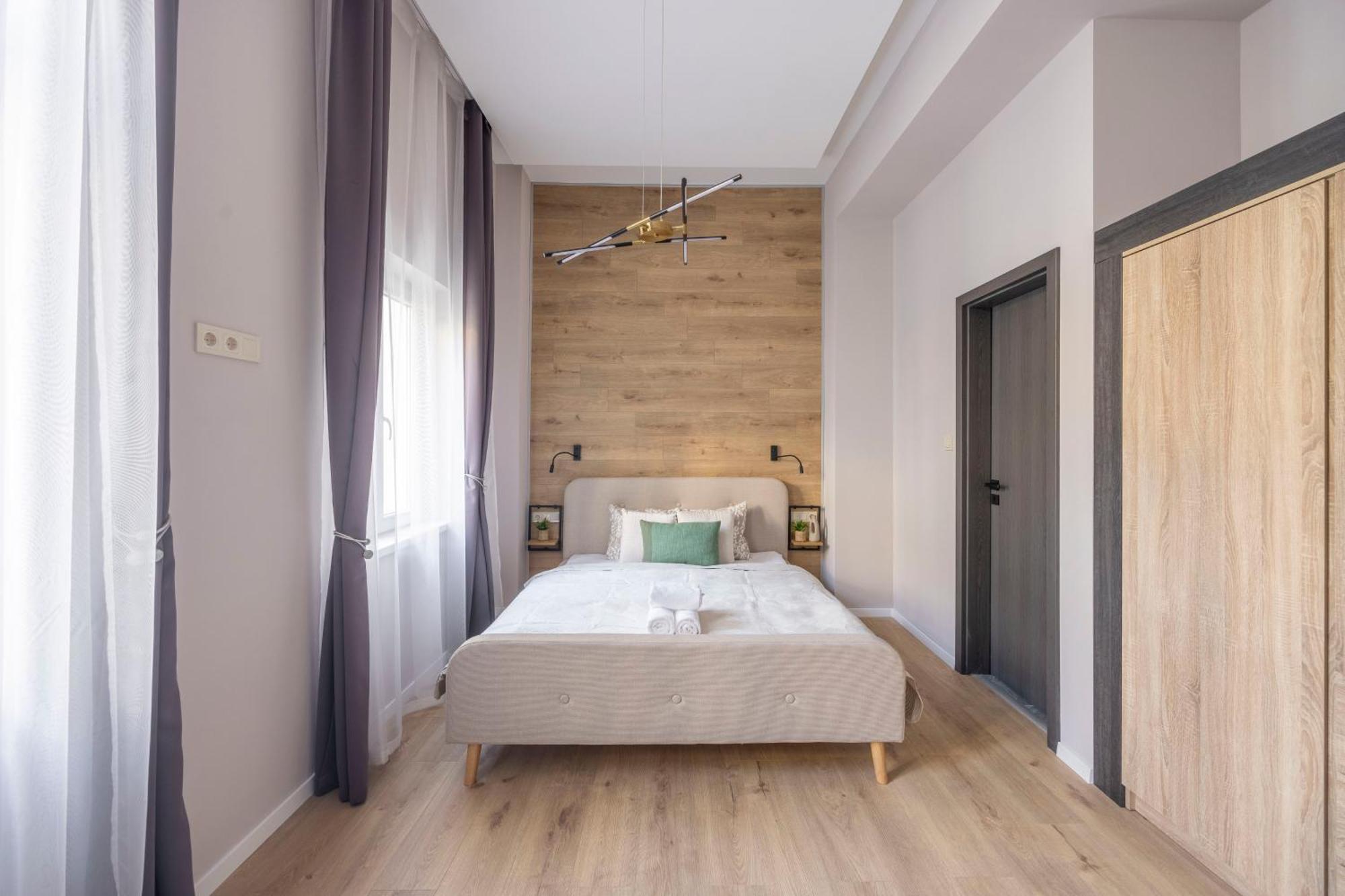 Luxe & Charm Grand With 3bedrm, 3bathrm Apartment *