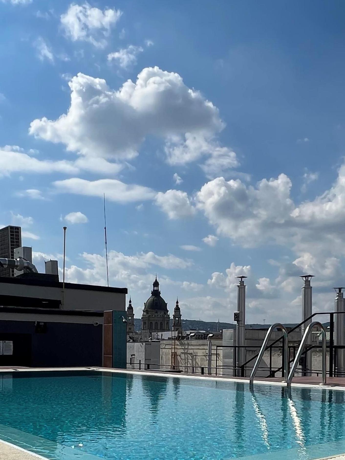 Apartment Luxe With Pool, Parking & Ac