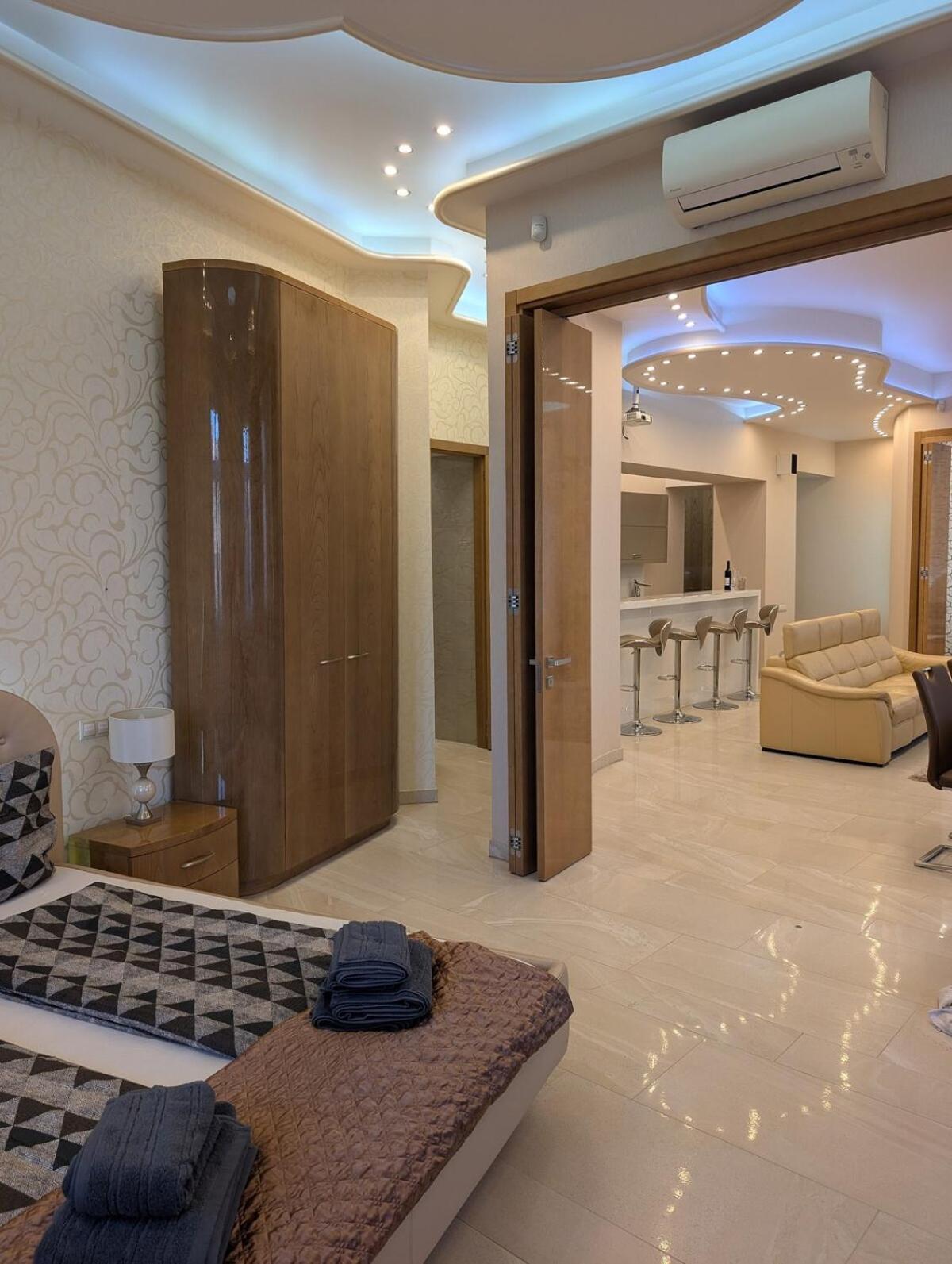Heart Of Downtown Luxury Condo, Private Spa, Cinema, Patio Apartamento Budapest