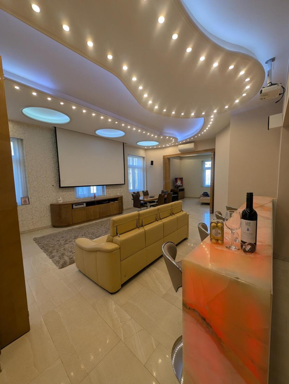 Heart Of Downtown Luxury Condo, Private Spa, Cinema, Patio Budapest