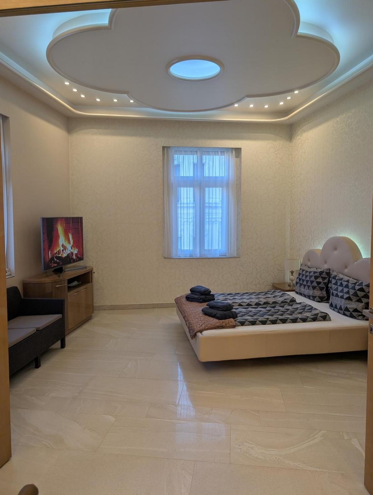 Heart Of Downtown Luxury Condo, Private Spa, Cinema, Patio * Budapest