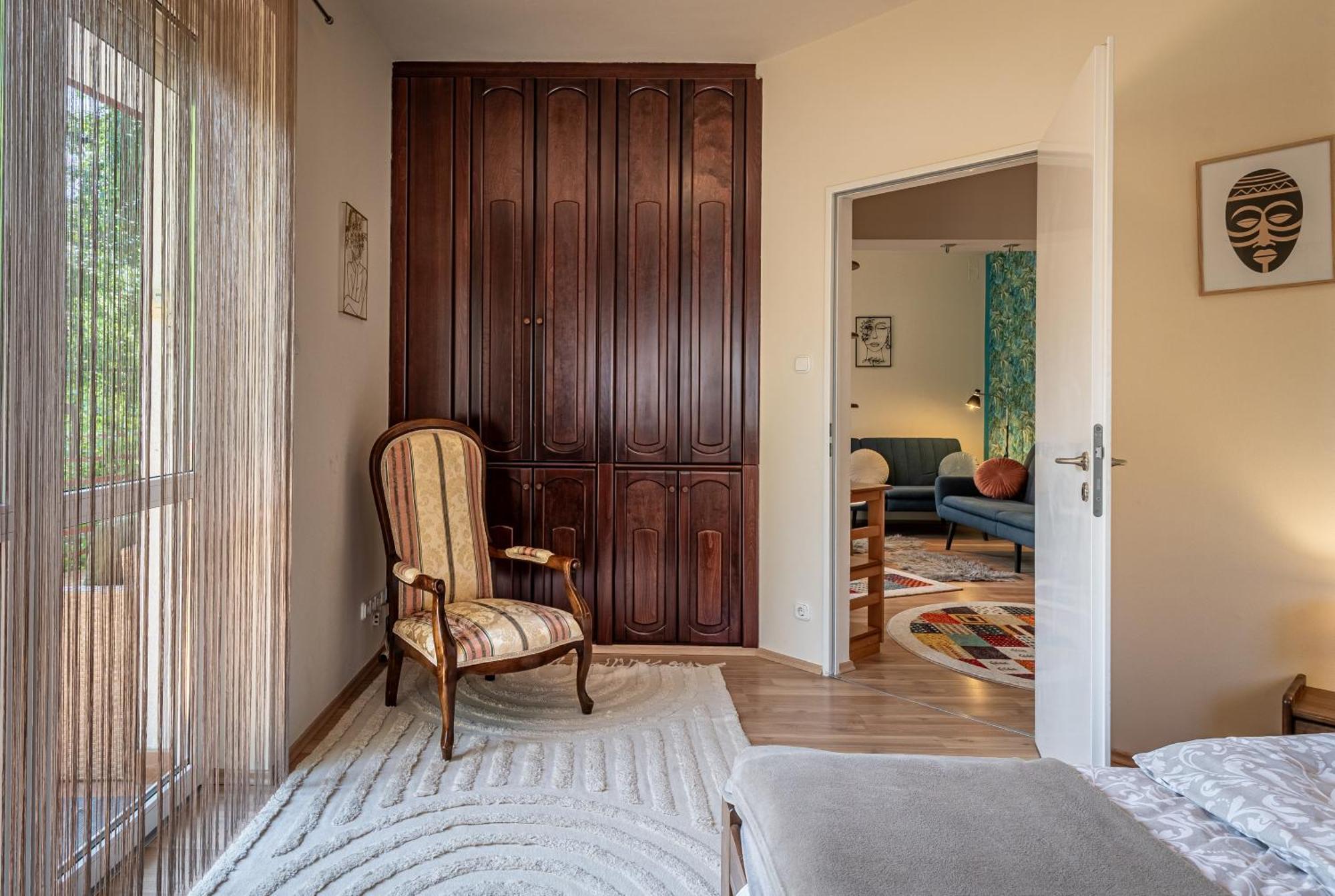 Apartment Kiraly Csaladi Apartman- Royal Family #freegarage