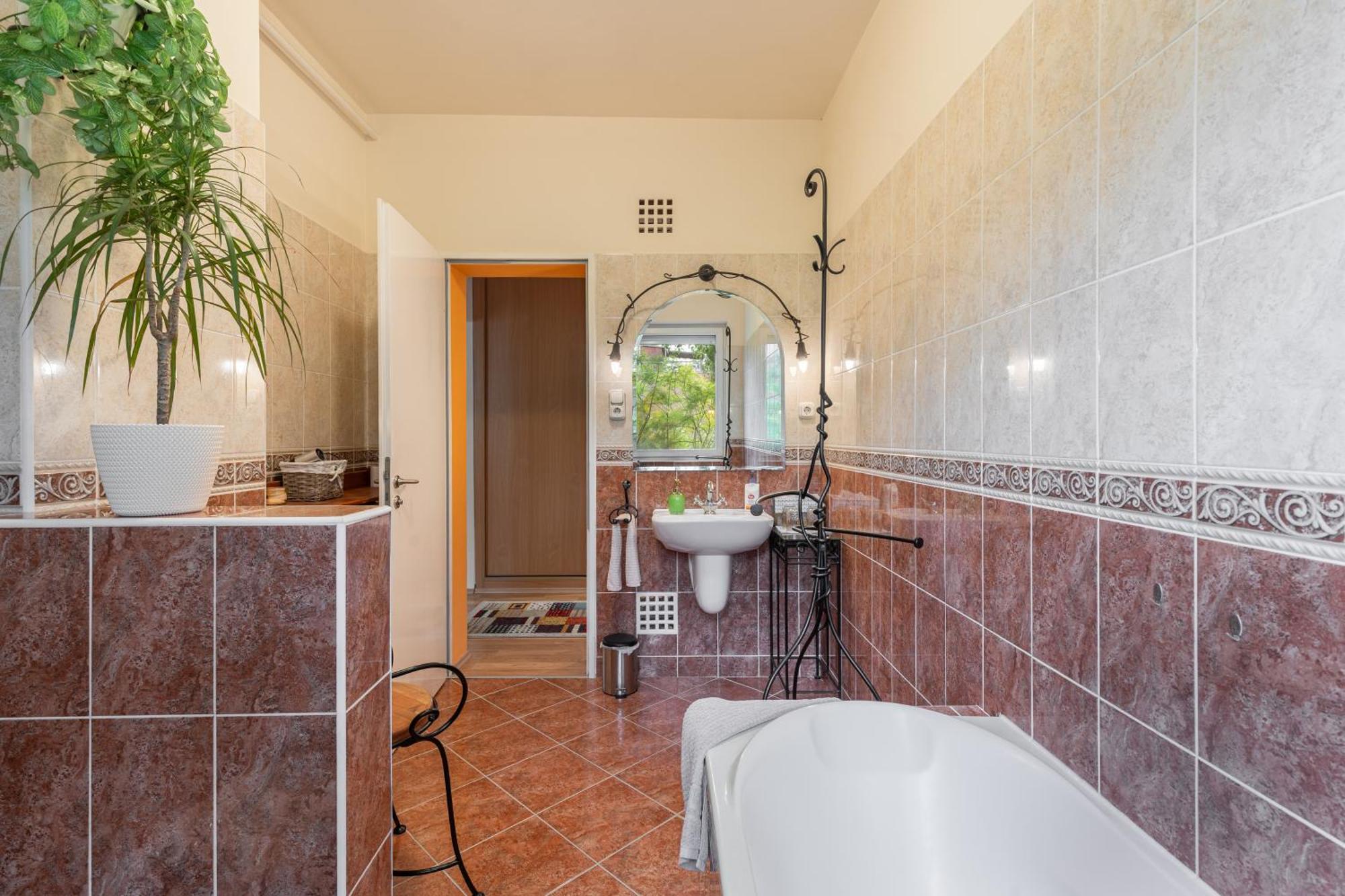 Apartment Kiraly Csaladi Apartman- Royal Family #freegarage *